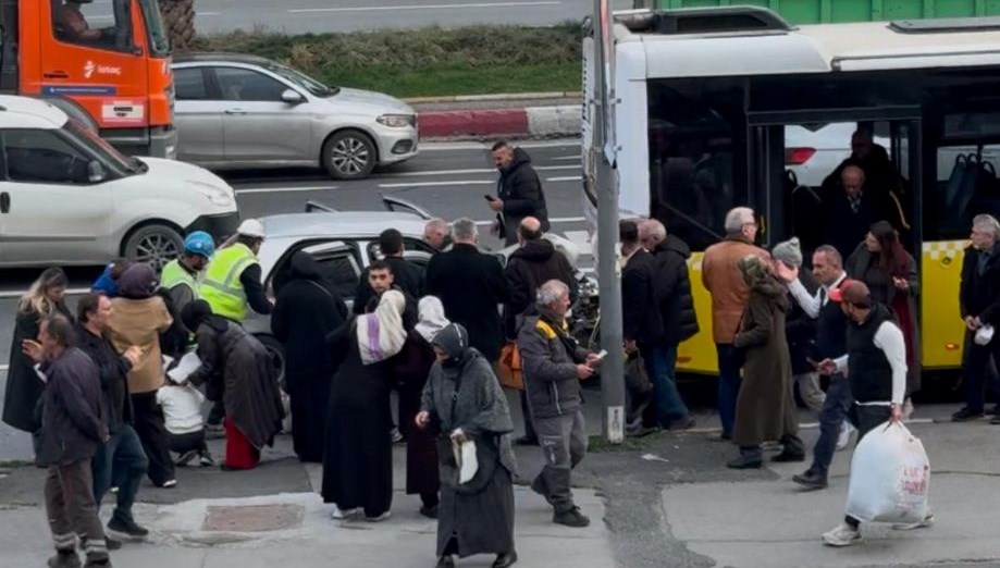 İstanbul otomobil İETT otobüsüne çarptı: 3’ü çocuk 8 yaralı